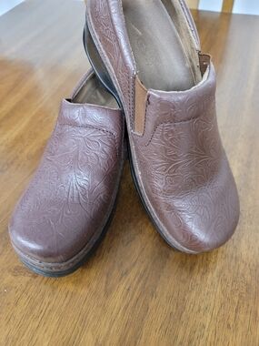 Klogs Women's Brown Embossed Slip-On Clogs SLIP RESISTANT